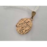 9ct BARK DESIGN LOCKET PENDANT, 2.4g