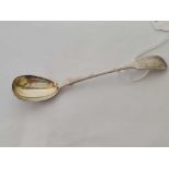 AN EARLY VICTORIAN SILVER EGG SPOON WITH GILT BOWL, 1846