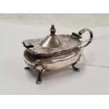 A SILVER MUSTARD POT, B'HAM 1911, WITH B.G.L