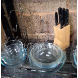 SHELF OF MISC PYREX GLASSWARE & STAINLESS STEEL KITCHEN UTENSILS