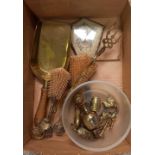 CARTON OF MISC BRASS ITEMS INCL; TOASTING FORK, CRUMB SCOOP,