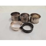 TRAY CONTAINING 5 SILVER NAPKIN RINGS,