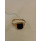A 9ct MOUNTED SIGNET RING, SIZE 'V'