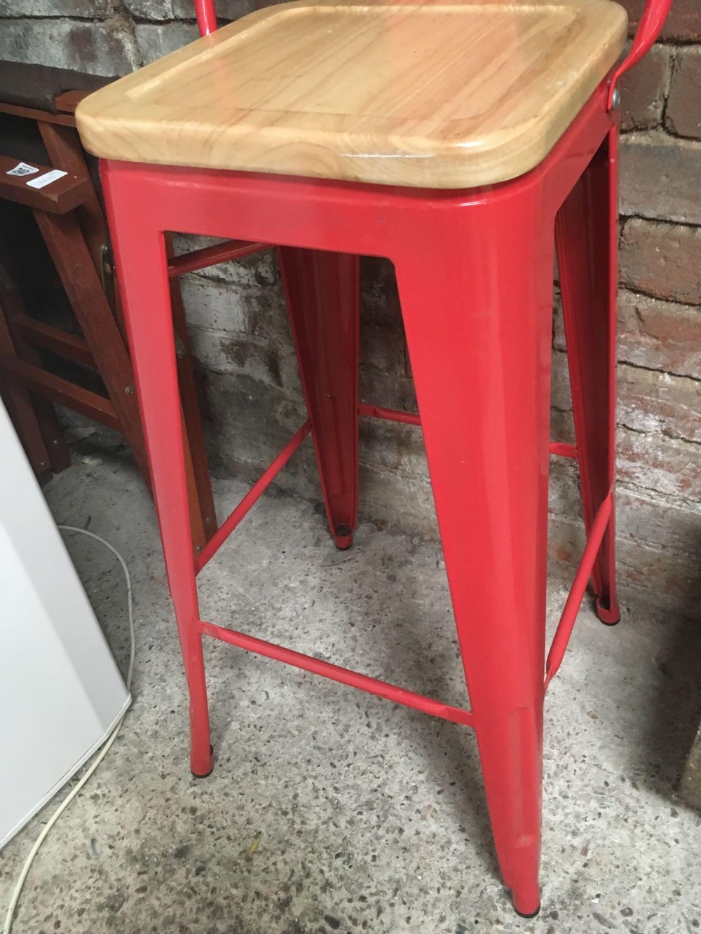 RED METAL BAR KITCHEN STOOL WITH WOODEN SEAT - Image 2 of 3