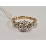 A GOOD DIAMOND CLUSTER RING SET IN 9ct GOLD