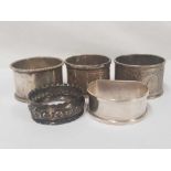 TRAY CONTAINING 5 SILVER NAPKIN RINGS, APPROX 90g