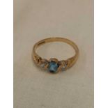 AN ACQUAMARINE & SAPPHIRE? 3 STONE RING IN 9ct GOLD, SIZE 'Q'