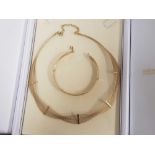 AN ALMOST UNUSED 9ct GOLD NECKLACE & BRACELET SET IN FITTED BOX (APPROX 21g)