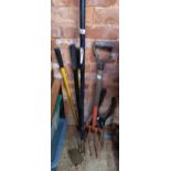QTY OF GARDEN TOOLS INCL; LAWN EDGER'S, FORKS, SHEARS & PAIR OF BOLT CUTTERS