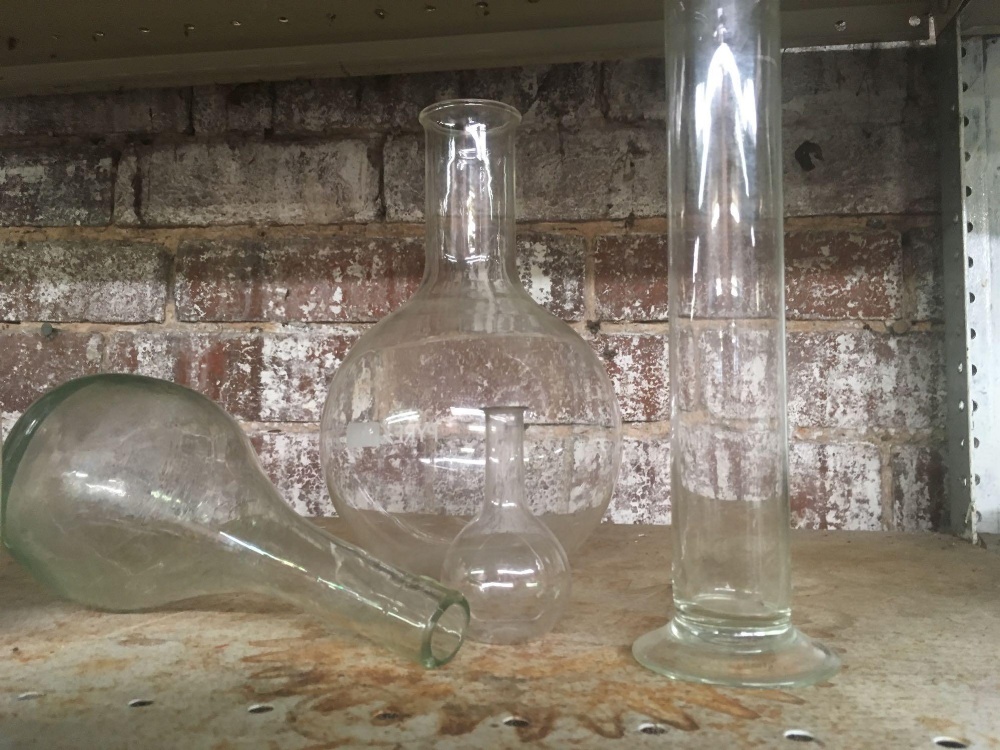 SHELF WITH VARIOUS GLASS CHEMISTRY ITEMS & A BYNOL MALT & OIL JAR - Image 3 of 3