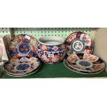 SHELF OF 6 VARIOUS IMARI PLATES, A COUPLE A/F & A SIMILAR JARDINIERE