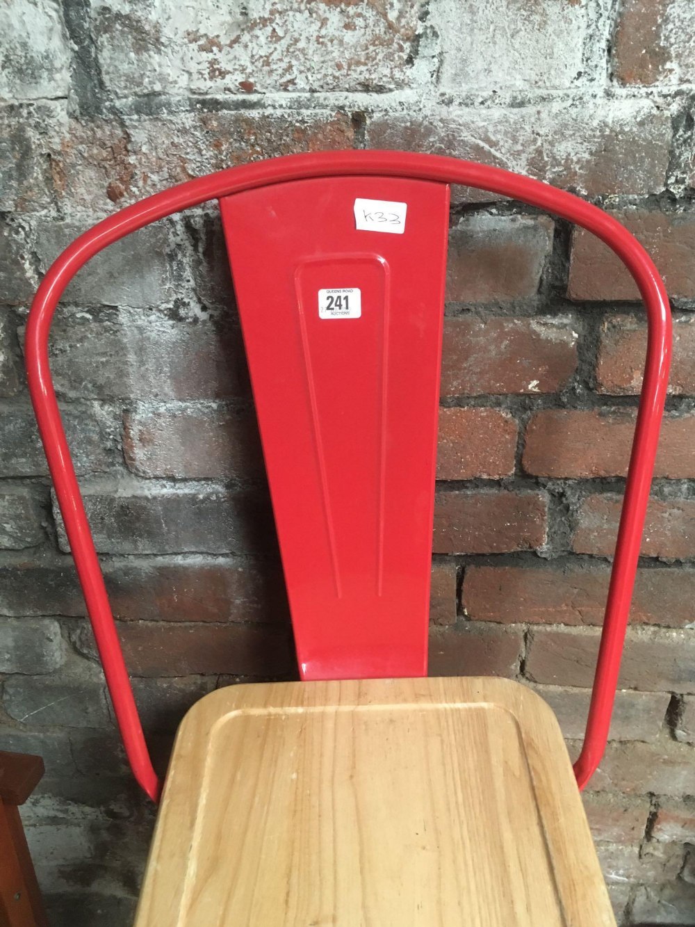 RED METAL BAR KITCHEN STOOL WITH WOODEN SEAT - Image 3 of 3