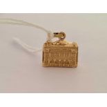 9ct CHARM IN THE FORM OF AN OPERA HOUSE
