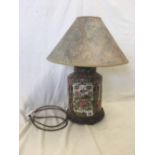 HAND PAINTED HEAVILY DECORATED CHINESE TABLE LAMP ON WOODEN BASE IN THE FORM OF A GINGER JAR WITH