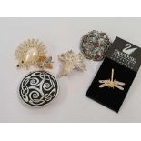 QTY OF BROOCHES INCL;