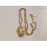 AN OVAL 9ct LOCKET ON 9ct FLAT CURB NECK CHAIN