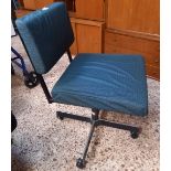 RETRO ARMLESS OFFICE CHAIR ON 4 CASTERS