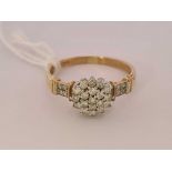 A GOOD DIAMOND CLUSTER RING SET IN 9ct GOLD