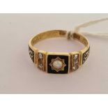 VICTORIAN 18ct GOLD MOURNING RING INSET WITH PEARLS & DIAMOND, INSCRIBED 1892, 1 STONE MISSING,