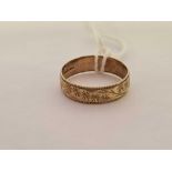 A 9ct GOLD WEDDING BAND WITH CHASED DECORATION,