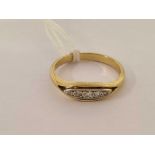A 5 STONE DIAMOND RING SET IN 18ct, BOAT SHAPED MOUNT,