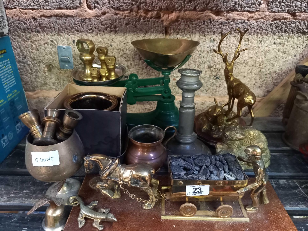 SHELF WITH MISC BRASS WARE INCL: KITCHEN SCALES, BRASS OTTER,