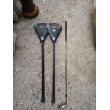 GOLF PUTTER & 2 PORTABLE STICK SEATS,