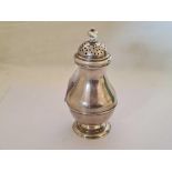 A GEORGE I 1725 SUGAR CASTER WITH CLEAR HALLMARKS TO BASE 5” HIGH WEIGHT 128G