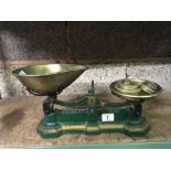 VINTAGE WEIGH SCALE TO WEIGH 2LBS WITH BRASS WEIGHTS