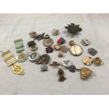 SMALL TRAY OF VARIOUS MILITARY & OTHER BADGES