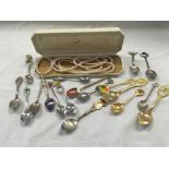 BAG OF COMMEMORATIVE TEA SPOONS & A LONG CHAIN OF PEARLS IN BOX