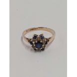 A SAPPHIRE RING SET IN 9ct GOLD,