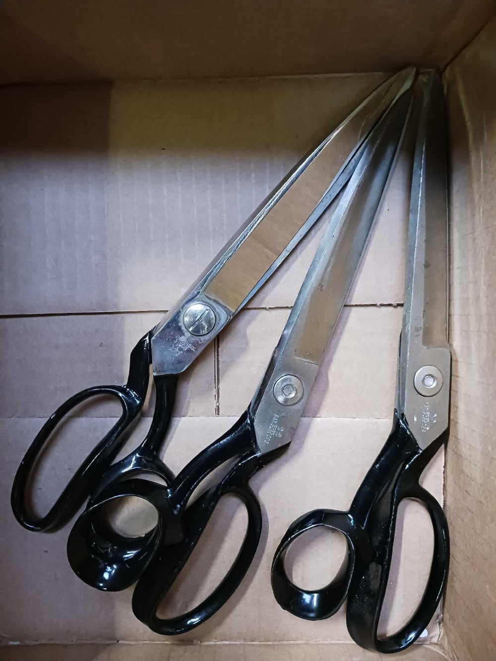 CARTON WITH 3 PAIRS OF TAILORS SHEARS