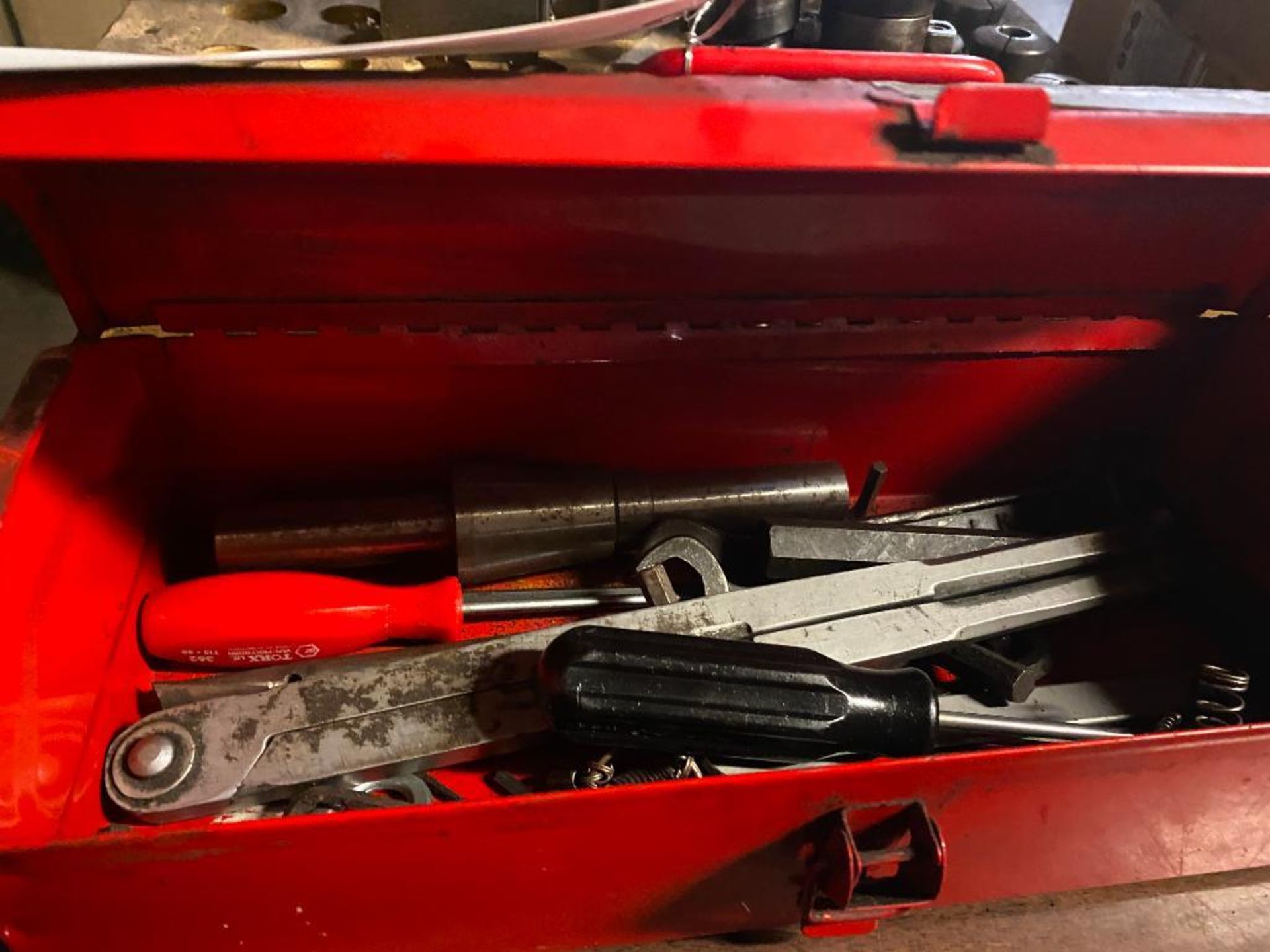 (LOT) TOOL BOX & CONTENTS