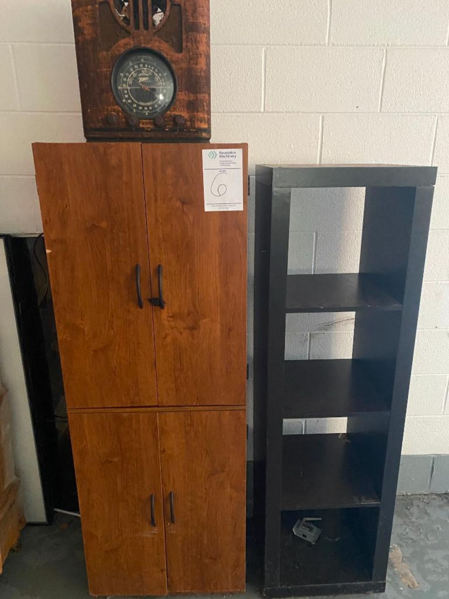 (LOT) CABINET; SHELF; ANTIQUE RADIO