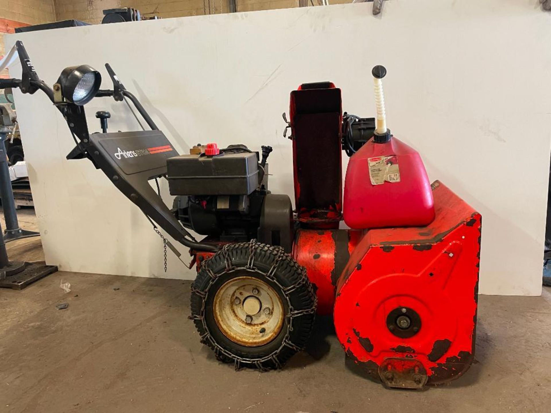 ARIENS ST824 SNOWBLOWER WITH GAS CAN