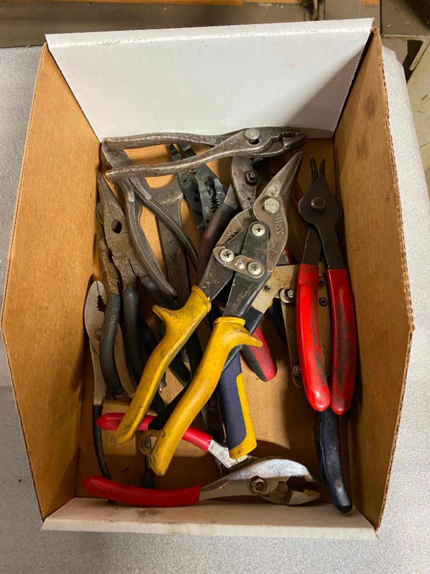 (LOT) PLIERS AND ASSORTED TOOLS