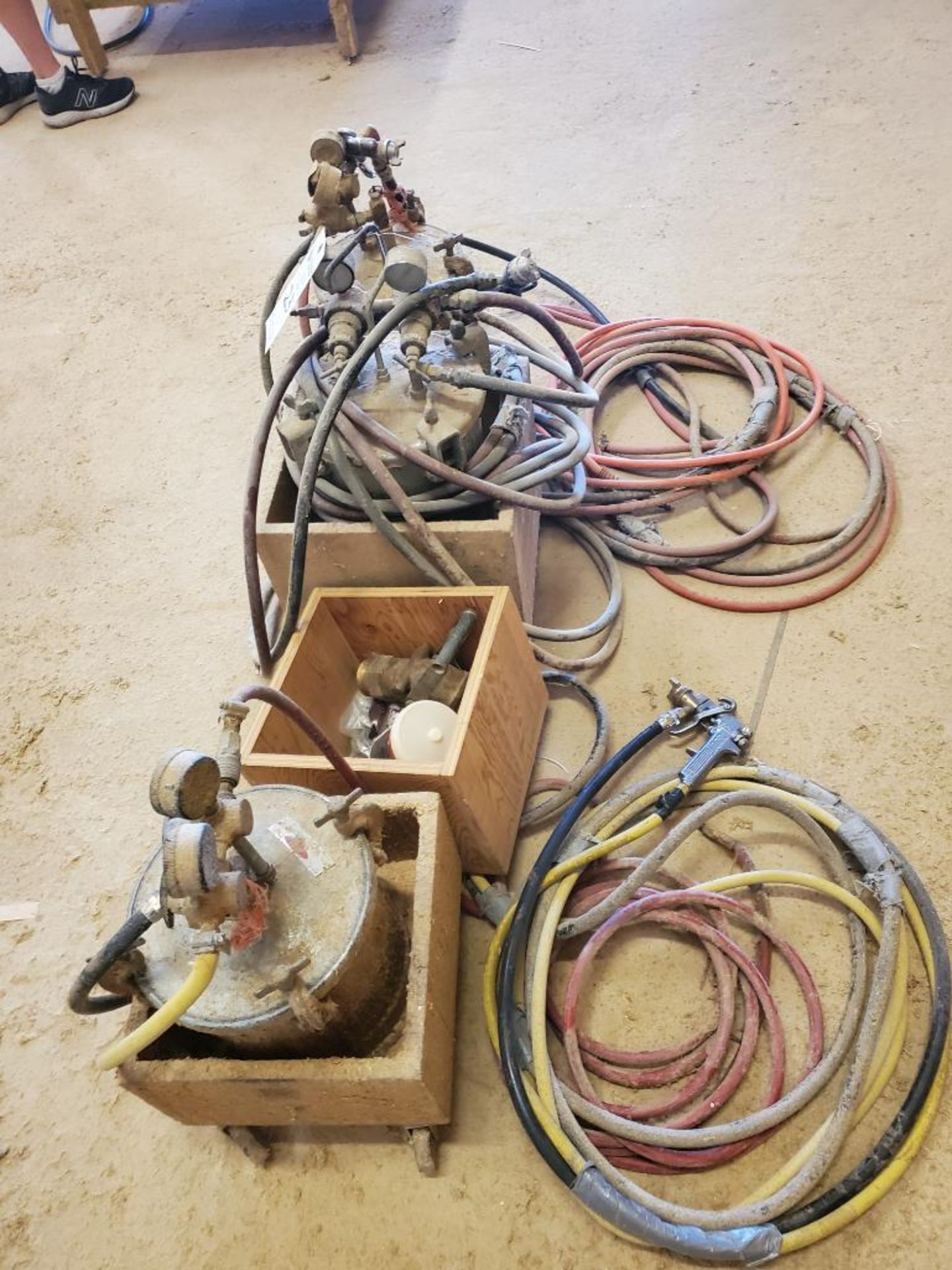 (LOT) SPRAYERS & SPRAY PARTS - Image 2 of 3