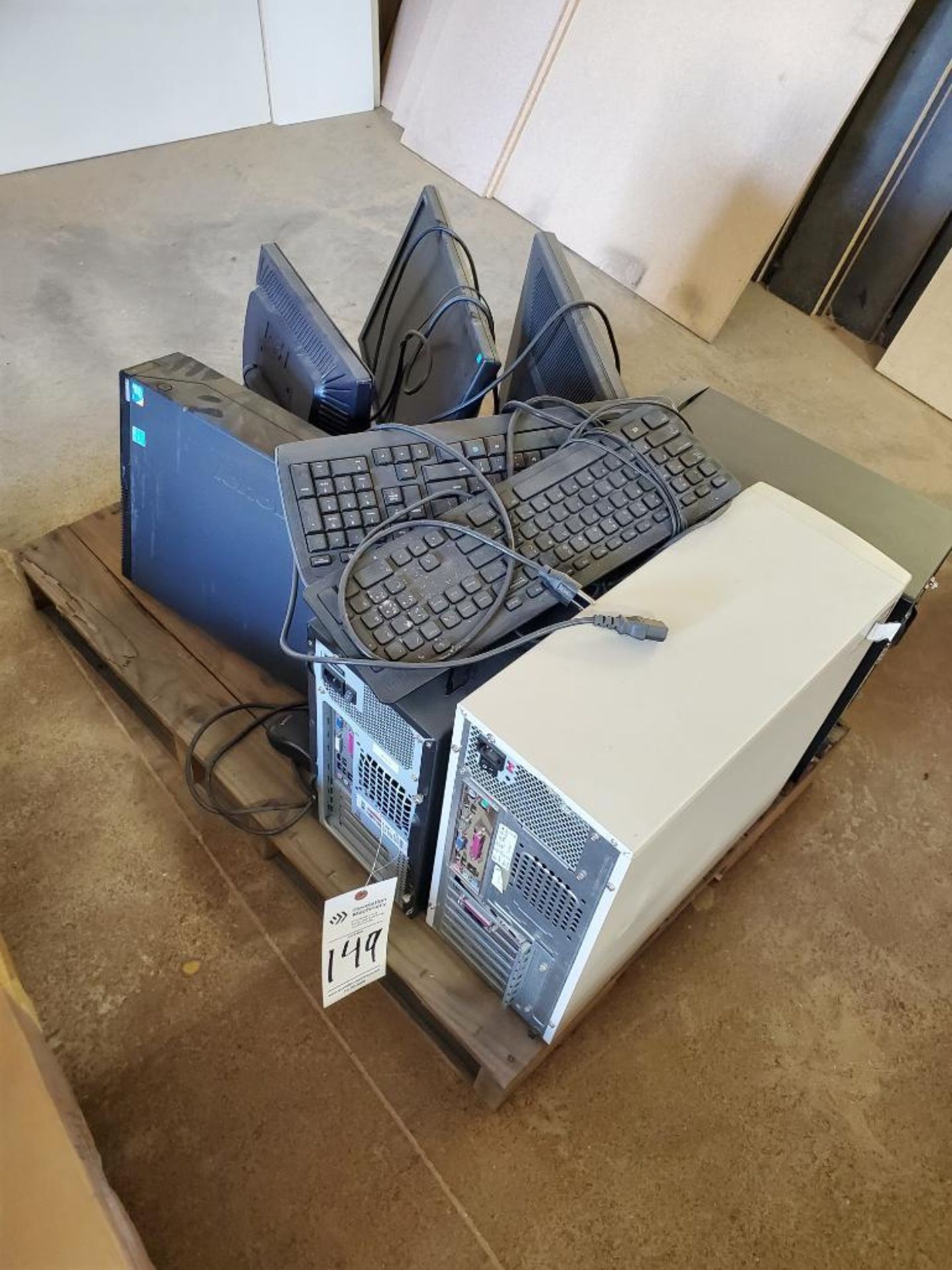 PALLET OF COMPUTERS AND MONITORS - Image 2 of 3