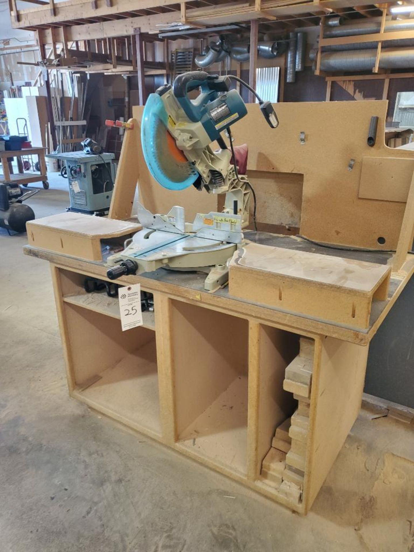 MAKITA MITER SAW AND TABLE