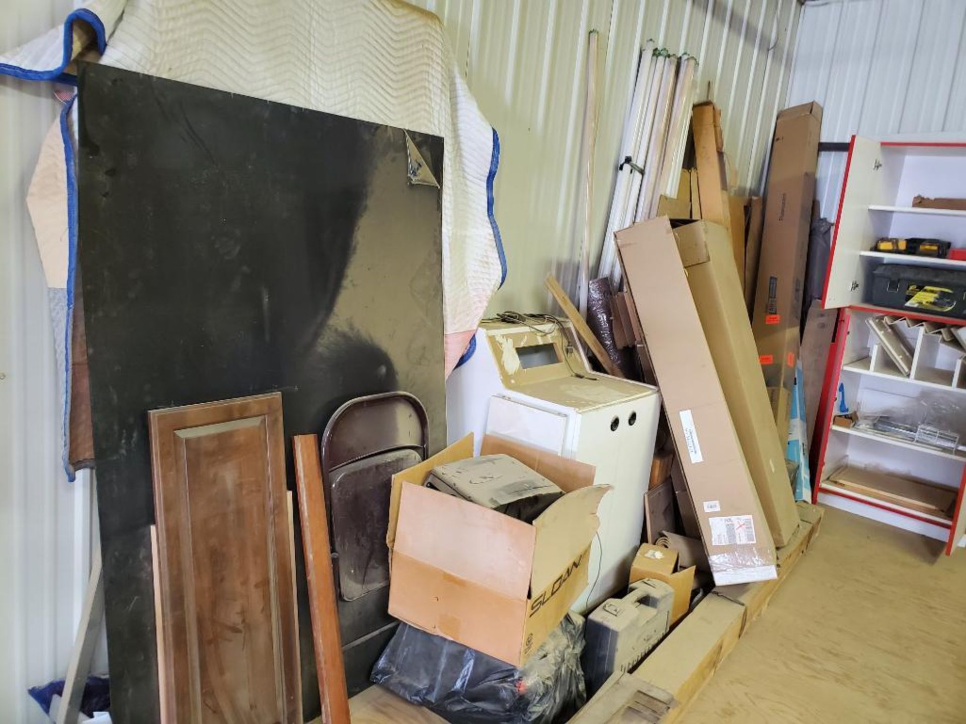 CONTENTS OF LOFT ABOVE OFFICE WITH MAPLE TABLE - Image 6 of 7