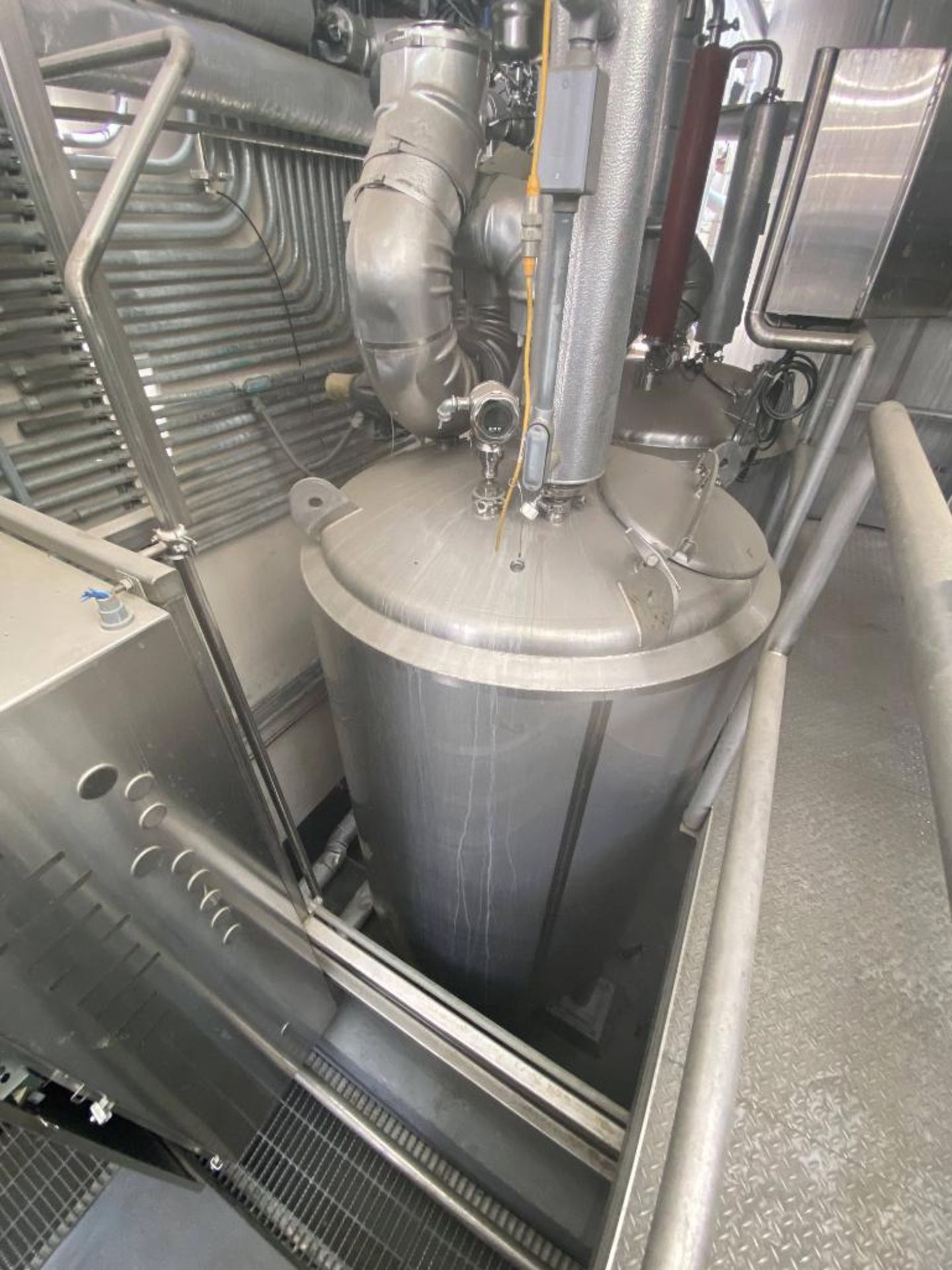 STAINLESS FABRICATION INC. SS TANK; 500 GALLON; 15PSI INTERNAL PRESSURE WITH CIP BALL DISHED HEADS; - Image 3 of 10