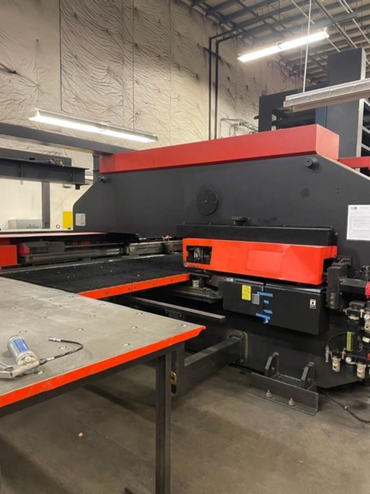 AMADA VIPROS 33 TON 357 QUEEN CNC TURRET PUNCH; YEAR 2003 - Image 25 of 31