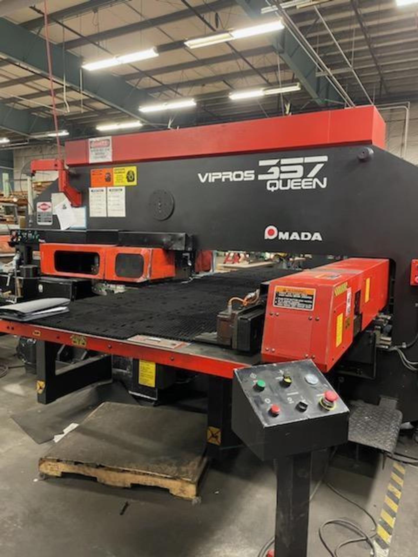 AMADA VIPROS 33 TON 357 QUEEN CNC TURRET PUNCH; YEAR 2003 - Image 2 of 31