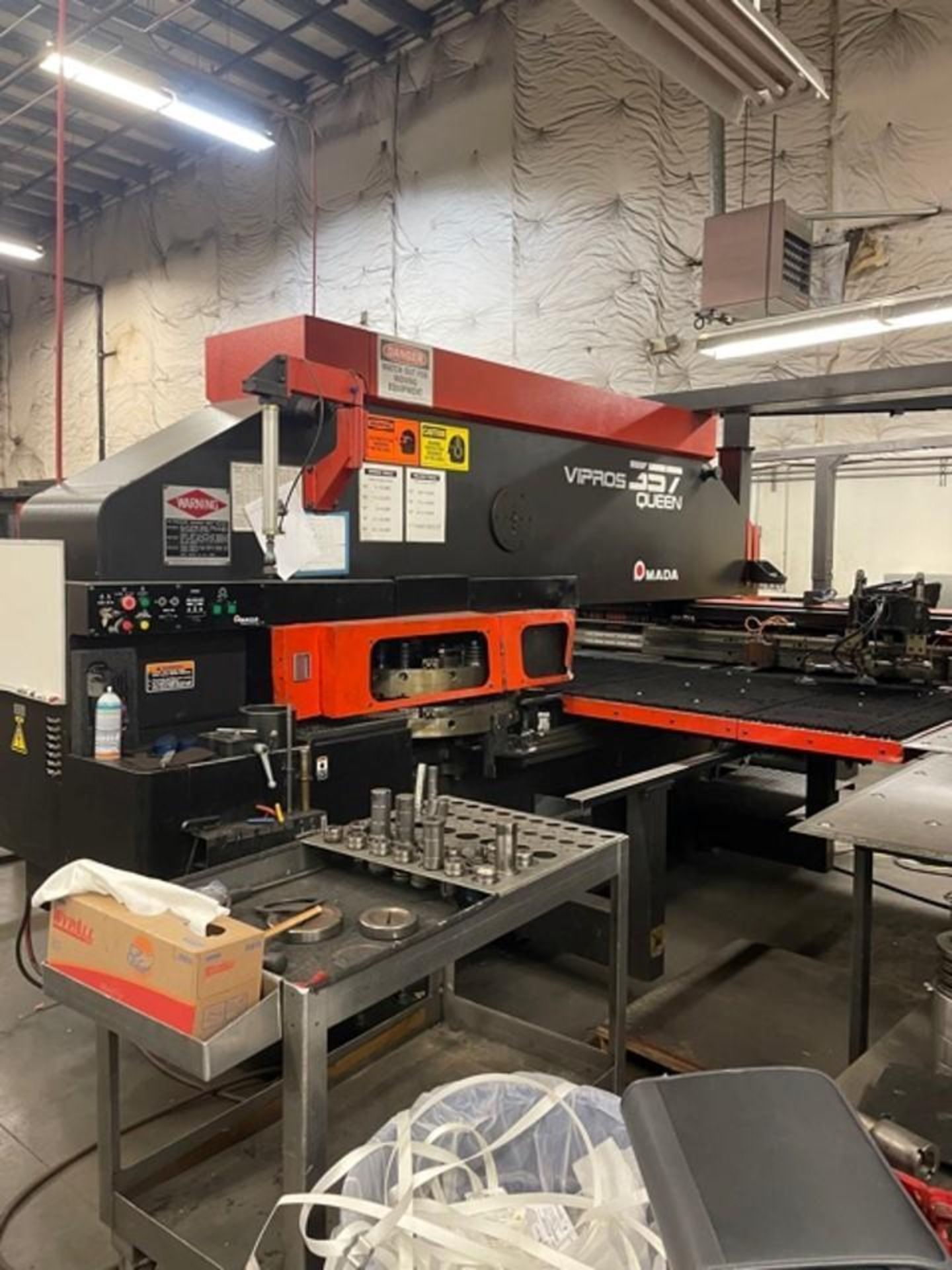 AMADA VIPROS 33 TON 357 QUEEN CNC TURRET PUNCH; YEAR 2003 - Image 4 of 31