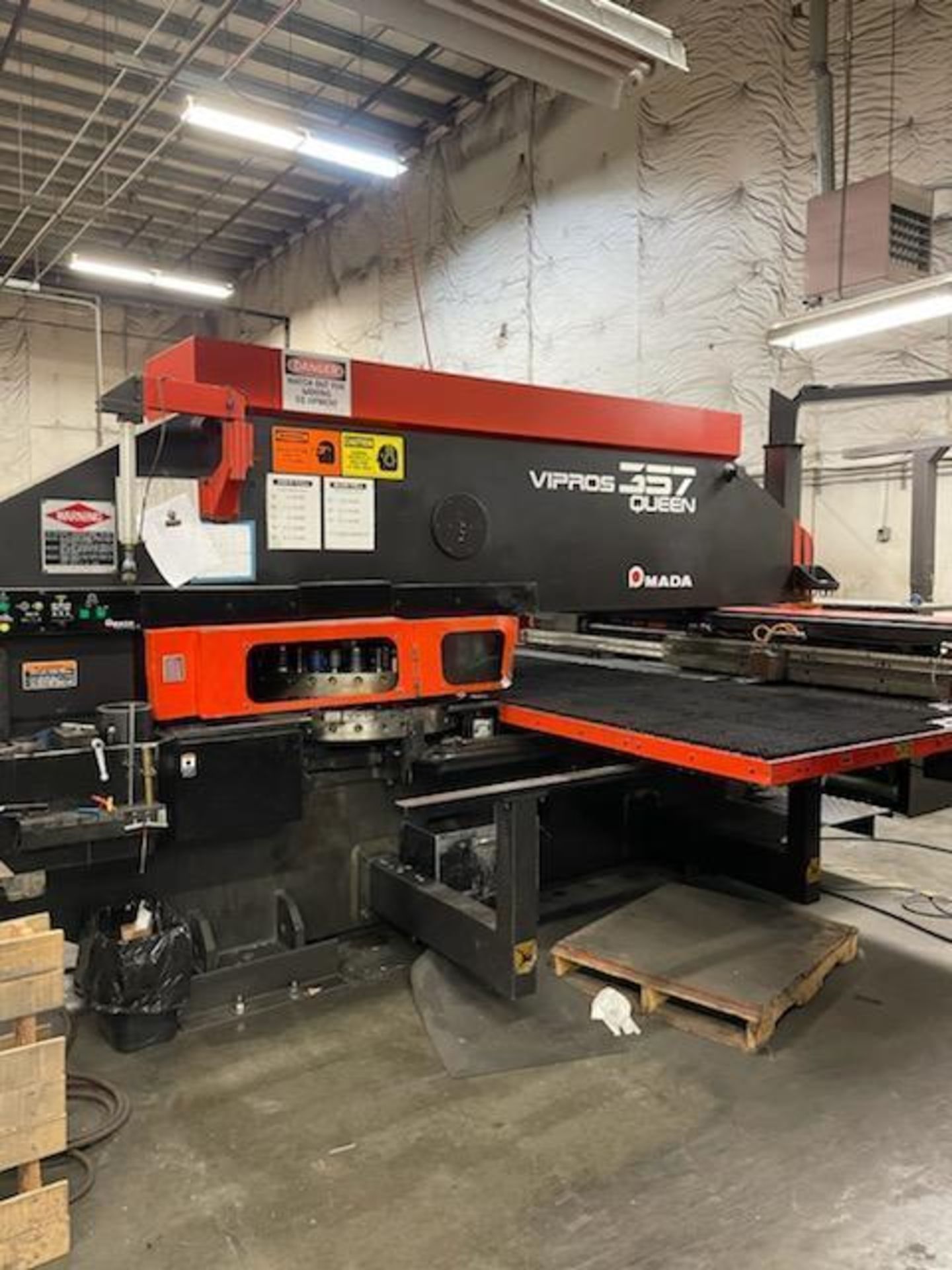 AMADA VIPROS 33 TON 357 QUEEN CNC TURRET PUNCH; YEAR 2003 - Image 5 of 31