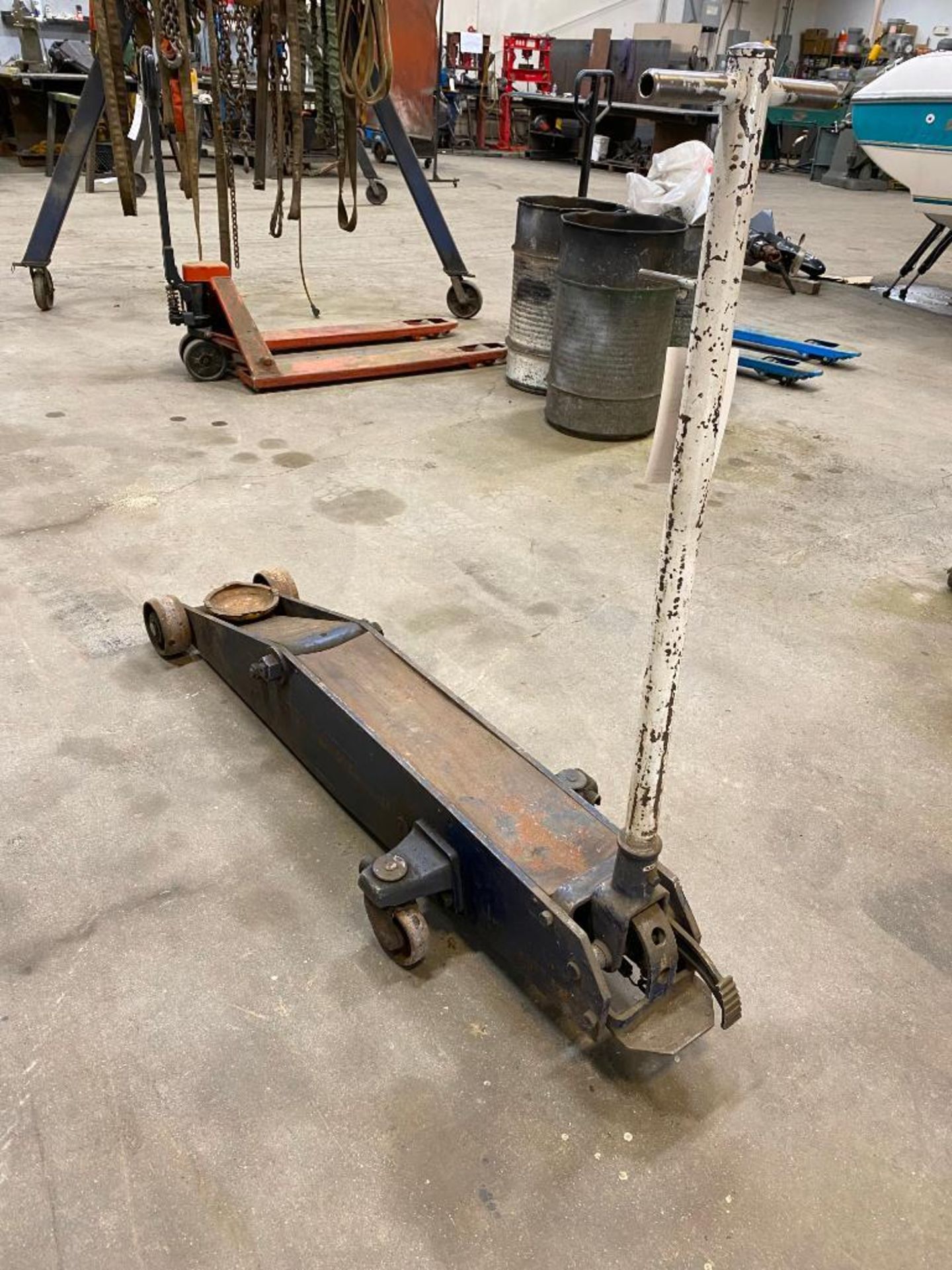 10 TON HYDRAULIC FLOOR JACK - Image 2 of 3