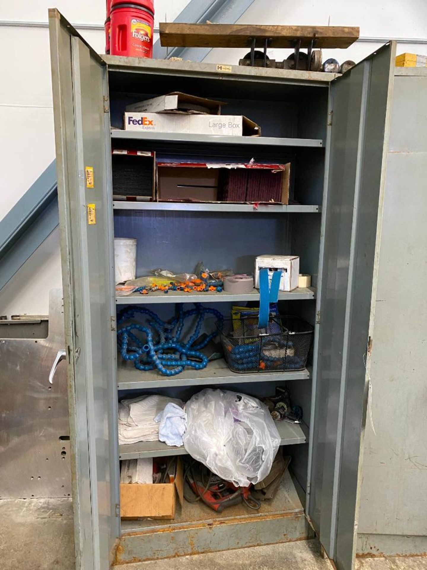 CABINET WITH CONTENTS - Image 2 of 4
