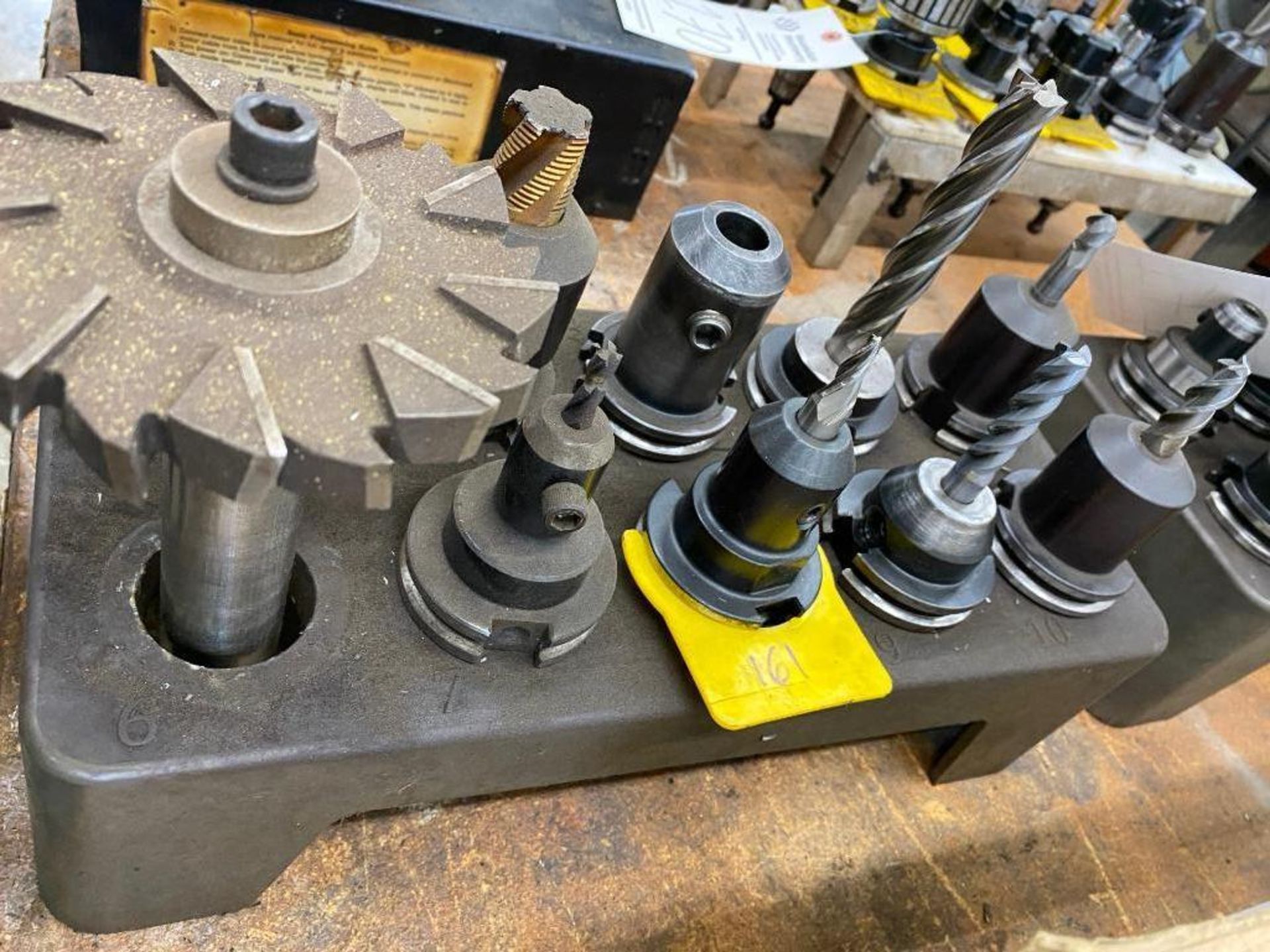 (LOT) 40 TAPER TOOL HOLDERS AND TOOLING - Image 2 of 3