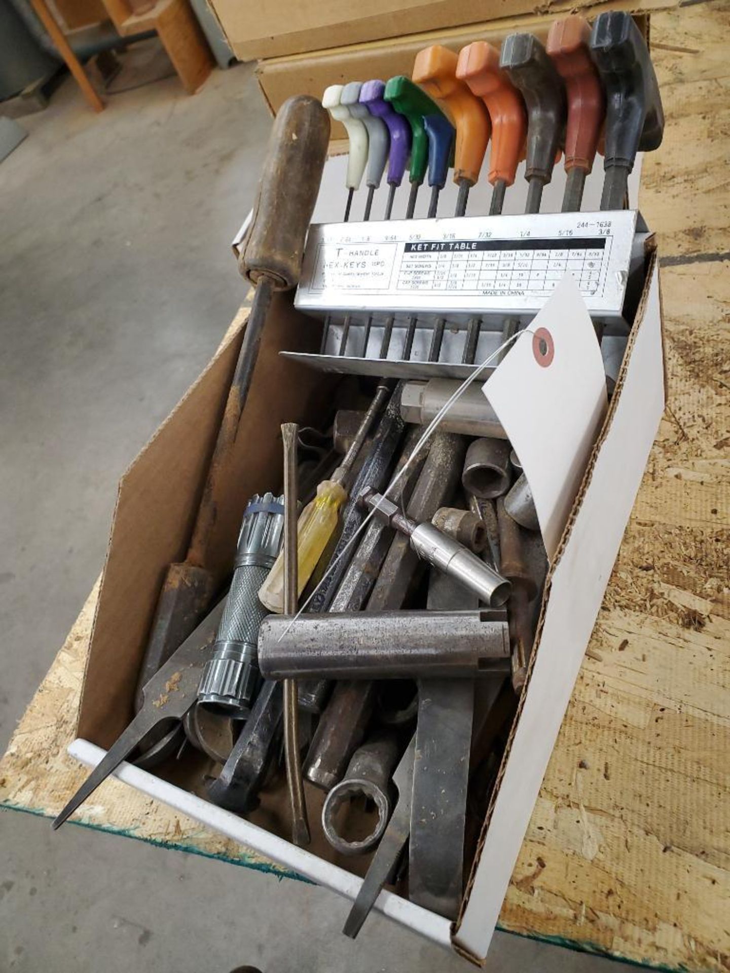 (LOT) ASSORTED HAND TOOLS - Image 3 of 3